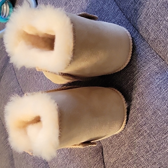 NWOT Toddler UGG Boots Size 6 - Picture 3 of 9